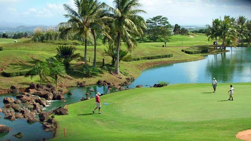 Royal Kunia Country Club golfing experience offering well-manicured greens and scenic views of Oahu’s central mountains